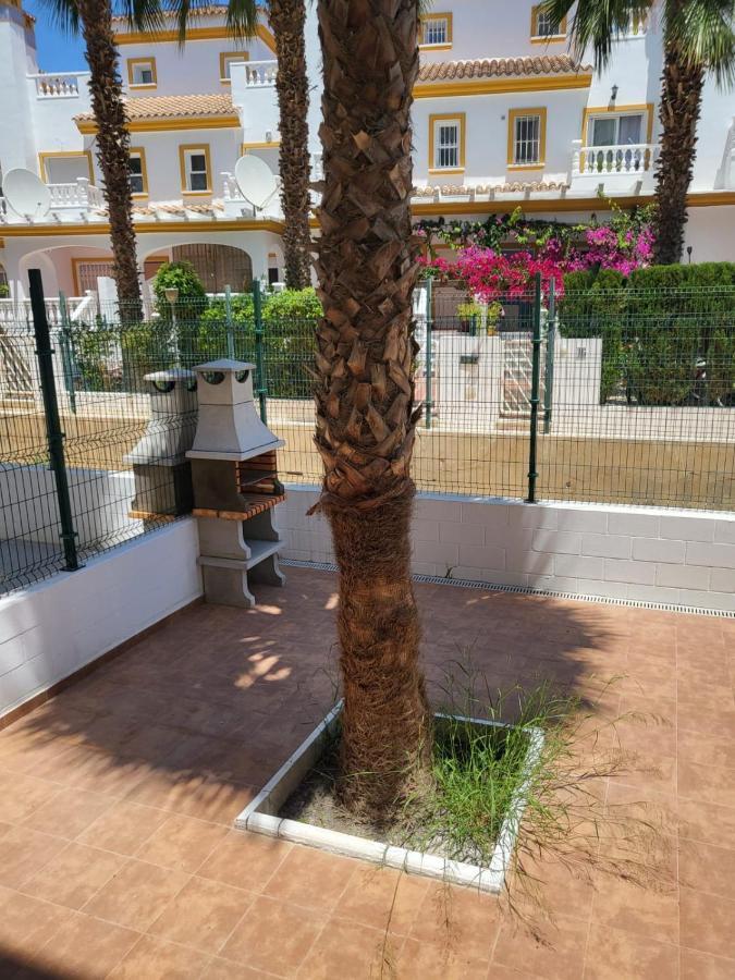 ¡Bajo precioso con salida directa a la piscina comunitaria en Paraíso de Vera! Exterior foto